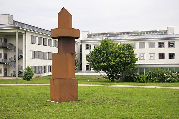 "Turm II", 2012, Corten Stahl, 635 x 200 x 200 cm, Johann Wolfgang Goethe Universität, Frankfurt a. Main